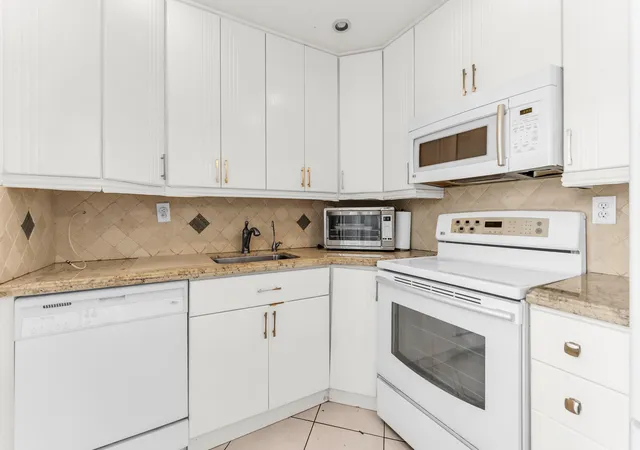 2nd image of 572 Flanders L #572, Delray Beach, FL 33484 | MLS# B26065628