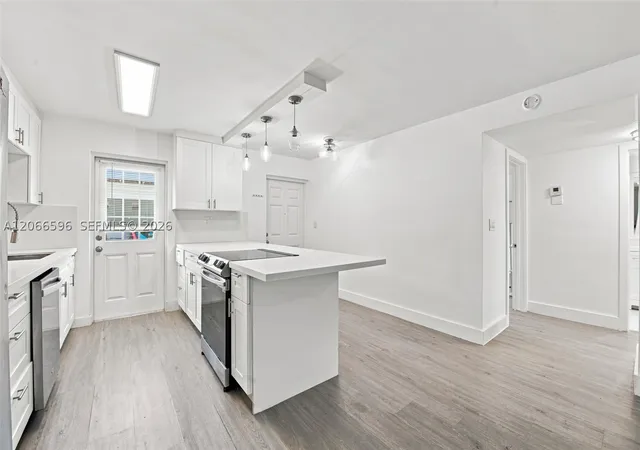 Listing Photo 4 - Condo for sale in building located at 222 N Federal Hwy, Lake Worth Beach, FL 33441 - Unit #115