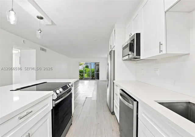 Listing Photo 5 - Condo for sale in building located at 222 N Federal Hwy, Lake Worth Beach, FL 33441 - Unit #115