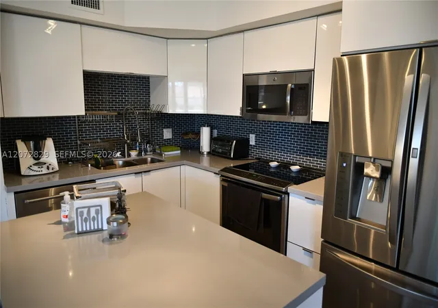 Listing Photo 4 - Condo for sale in building located at 1000 E Island Blvd, Aventura, FL 33160 - Unit #303