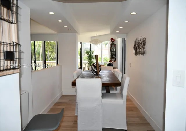 Listing Photo 5 - Condo for sale in building located at 1000 E Island Blvd, Aventura, FL 33160 - Unit #303