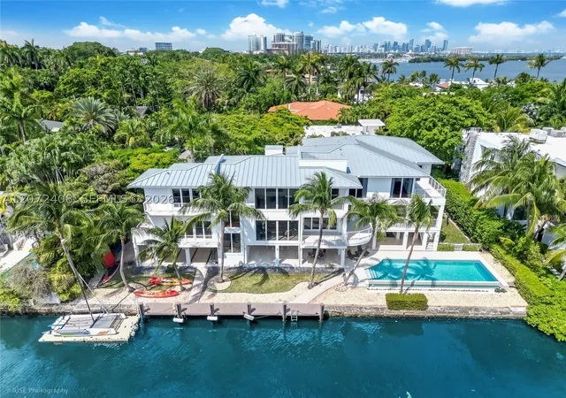 Photo 1 of Mansion for sale at 3835 Carole Ct, Miami, FL 33133 | MLS# A12072408 | Listing updated on 2026-09-01