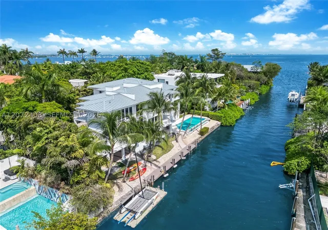 Photo 3 of Mansion for sale at 3835 Carole Ct, Miami, FL 33133 | MLS# A12072408 | Listing updated on 2026-09-01