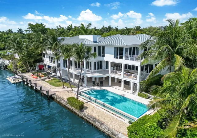 Photo 3 of Single family home for sale at 3835 Carole Ct, Miami, FL 33133 | MLS# A12072408 | Listing updated on 2026-09-01