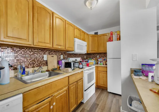 Photo 4 of Condo for sale at 505 S Pine Island Rd #B207, Plantation, FL 33324 | MLS# A12070236 | Listing updated on 2026-09-21