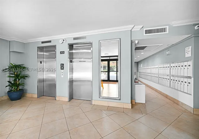 Listing Photo 4 - Condo for sale in building located at 3200 N Palm Aire Dr, Pompano Beach, FL 33069 - Unit #610