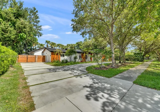 Photo 3 of Single family home for sale at 15321 Sw 82Nd Ave, Palmetto Bay, FL 33157 | MLS# A12073146 | Listing updated on 2026-09-10