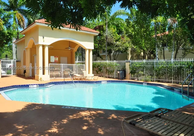 Photo 3 of Townhouse for sale at 5733 Tuscany Way, Tamarac, FL 33321 | MLS# A12065004 | Listing updated on 2026-08-26
