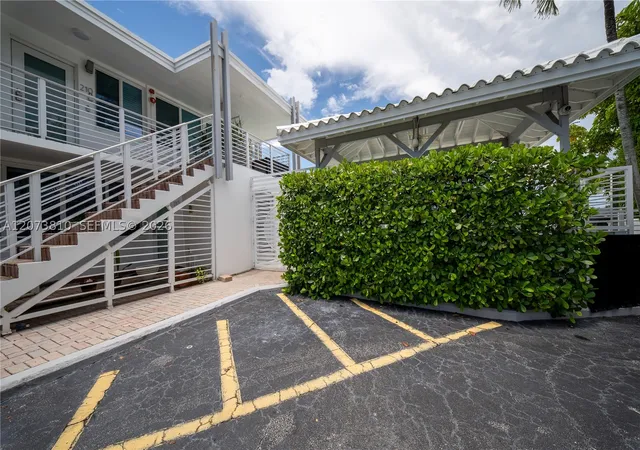 Listing Photo 2 - Condo for sale in building located at 405 N Hibiscus Dr, Miami, FL 33139 - Unit #202