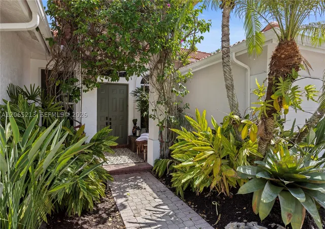 Photo 3 of Single family home for sale at 4015 Crossbill Ln, Weston, FL 33331 | MLS# A12065213 | Listing updated on 2026-09-14
