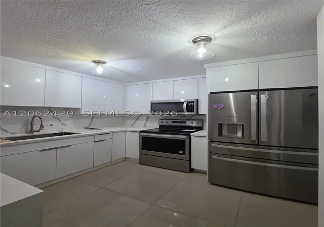 Listing Photo 5 - Condo for sale in building located at 6201 SW 116th Pl, Miami, FL 33173 - Unit #D