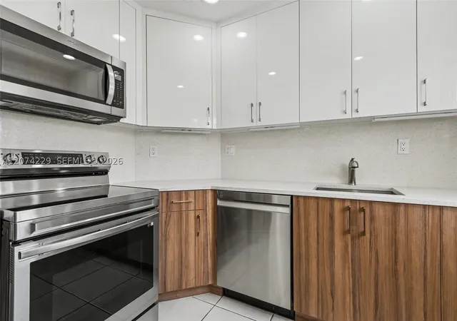 Photo 4 of Sale Pending at 5118 Nw 115Th Ct, Doral, FL 33178 | MLS# A12074229 | Listing updated on 2026-09-22