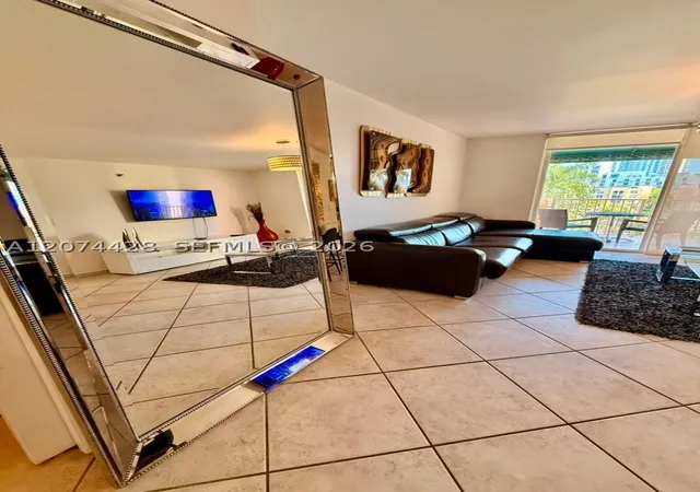 Listing Photo 2 - Condo for sale in building located at 19701 E Country Clb Dr, Miami, FL 33180 - Unit #5605