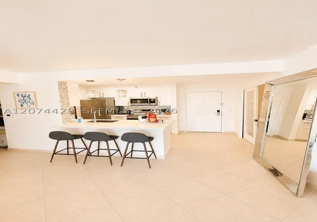 Listing Photo 4 - Condo for sale in building located at 19701 E Country Clb Dr, Miami, FL 33180 - Unit #5605