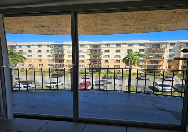 Photo 4 of Sale Pending at 9320 Fontainebleau Blvd #401, Miami, FL 33172 | MLS# A12074636 | Listing updated on 2026-09-14