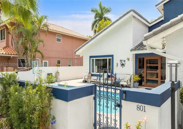 Photo 2 of Single family home for sale at 801 Mockingbird Ln, Plantation, FL 33324 | MLS# A12075059 | Listing updated on 2026-09-13