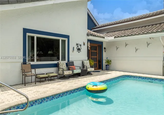 Photo 3 of Single family home for sale at 801 Mockingbird Ln, Plantation, FL 33324 | MLS# A12075059 | Listing updated on 2026-09-13