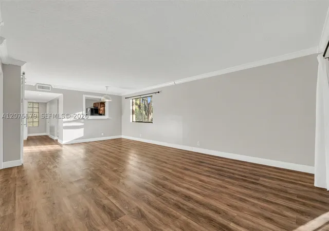 Listing Photo 4 - Condo for sale in building located at 402 Lakeview Dr, Weston, FL 33326 - Unit #201