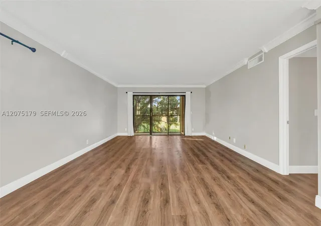 Listing Photo 5 - Condo for sale in building located at 402 Lakeview Dr, Weston, FL 33326 - Unit #201