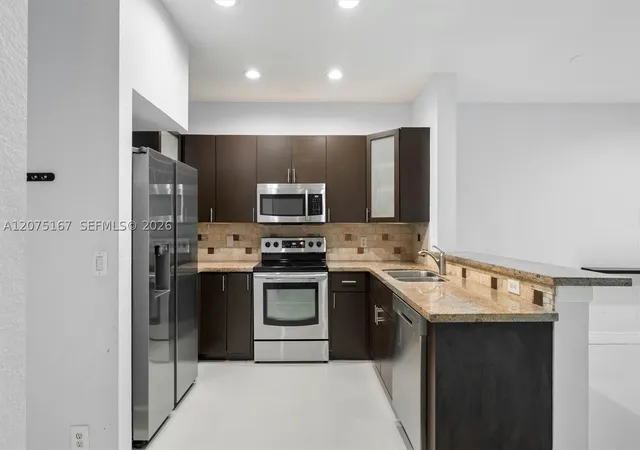 Photo 3 of Townhouse for sale at 3810 Tree Top Dr, Weston, FL 33332 | MLS# A12075167 | Listing updated on 2026-09-11