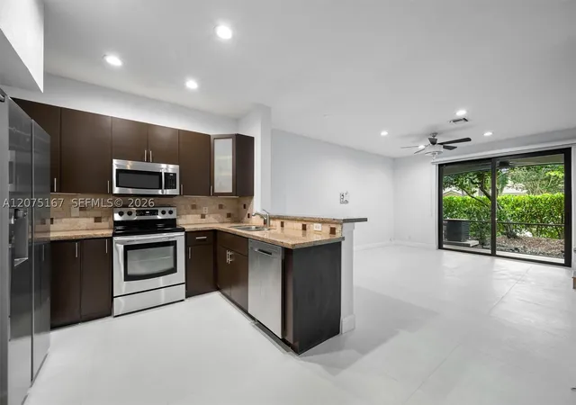 Photo 4 of Townhouse for sale at 3810 Tree Top Dr, Weston, FL 33332 | MLS# A12075167 | Listing updated on 2026-09-11