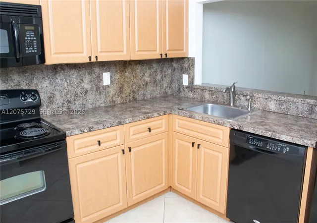 Listing Photo 5 - Condo for sale at Village Of Kings Creek, Unit L-406 7860 Camino Real, Village Of Kings Creek, Miami, FL 33143 | Built Year: 1972-1973