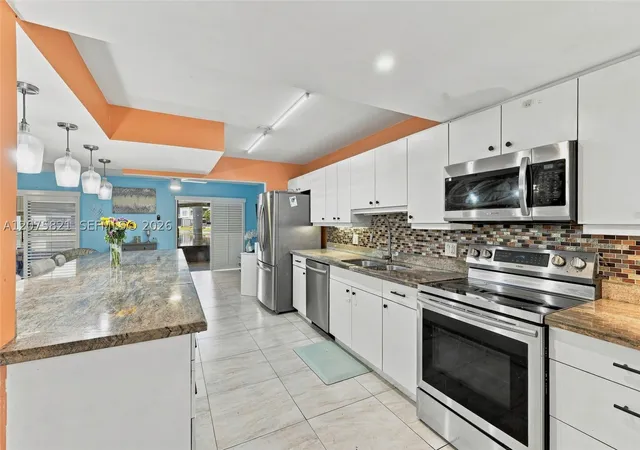 Photo 2 of Townhouse for sale at 958 Mockingbird Ln #513, Plantation, FL 33324 | MLS# A12075821 | Listing updated on 2026-09-06