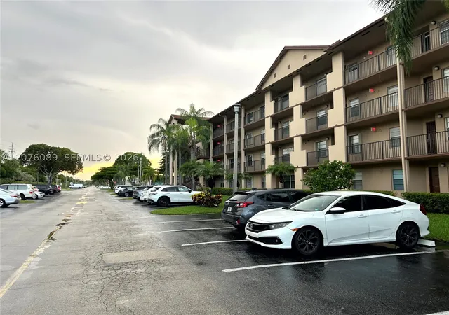 Listing Photo 3 - Condo for sale in building located at 13105 Sw 16Th Ct, Pembroke Pines, FL 33027 - Unit #105L
