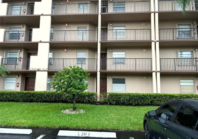 Listing Photo 4 - Condo for sale in building located at 13105 Sw 16Th Ct, Pembroke Pines, FL 33027 - Unit #105L