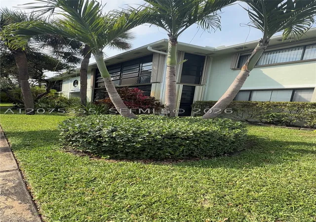 Listing Photo 2 - Condo for sale in building located at 761 Ne 199Th St, Miami, FL 33179 - Unit #202