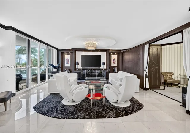 Listing Photo 5 - Condo for sale in building located at 21050 Pt Pl, Miami, FL 33180 - Unit #403