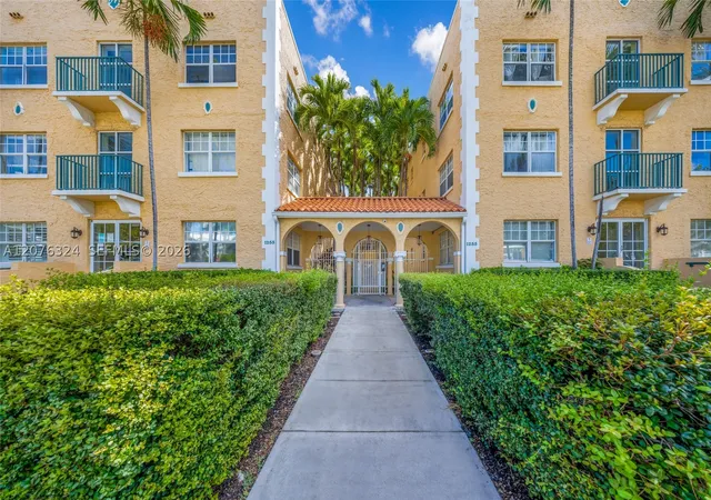 Listing Photo 1 - Condo for sale in building located at 1255 Pennsylvania Ave, Miami Beach, FL 33139 - Unit #307