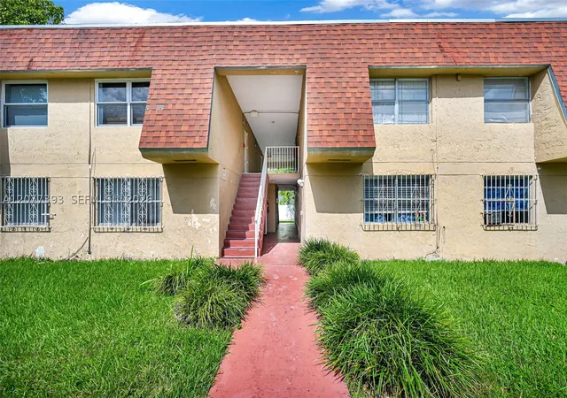 Listing Photo 1 - Condo for sale at Laguna Condo, Unit 204 220 Nw 107Th Ave, Laguna Condo, Miami, FL 33172 | Built Year: 1973-1986