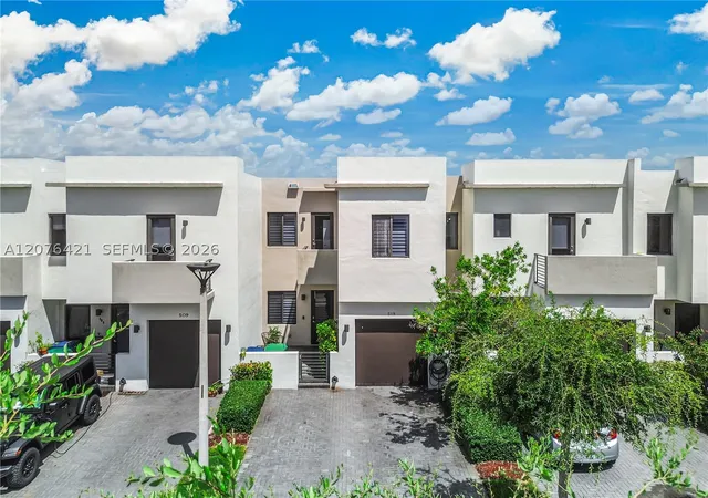 Listing Photo 2 - Condo for sale at Century Park, Unit 519 Sw 91St Pl, Century Park, Miami, FL 33174 | Built Year: 2001-2018