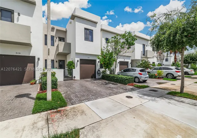 Listing Photo 3 - Condo for sale at Century Park, Unit 519 Sw 91St Pl, Century Park, Miami, FL 33174 | Built Year: 2001-2018
