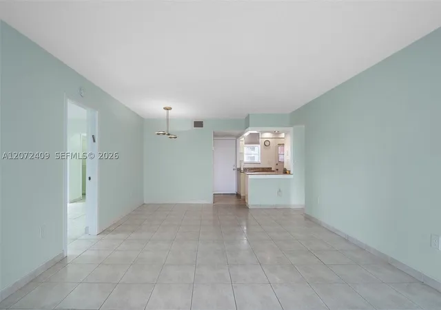 Listing Photo 2 - Condo for sale in building located at 2903 Pt E Dr, Aventura, FL 33160 - Unit #K414