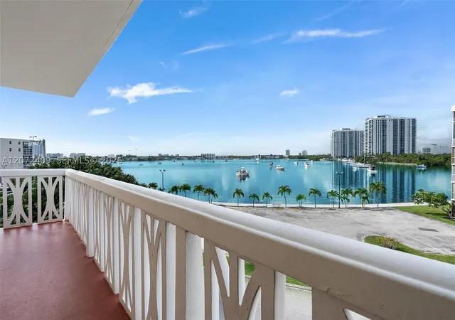 Listing Photo 3 - Condo for sale in building located at 2903 Pt E Dr, Aventura, FL 33160 - Unit #K414