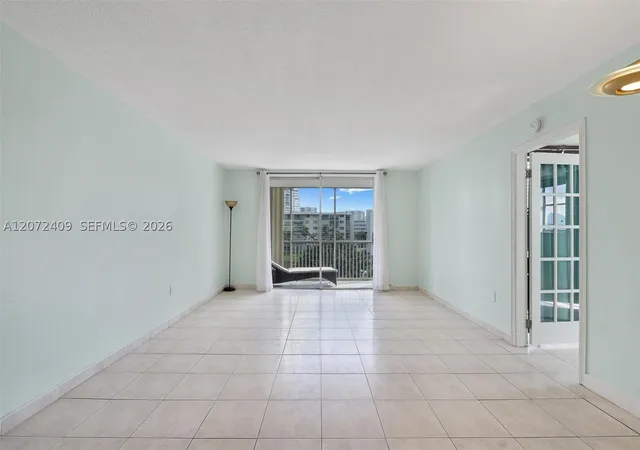 Listing Photo 5 - Condo for sale in building located at 2903 Pt E Dr, Aventura, FL 33160 - Unit #K414