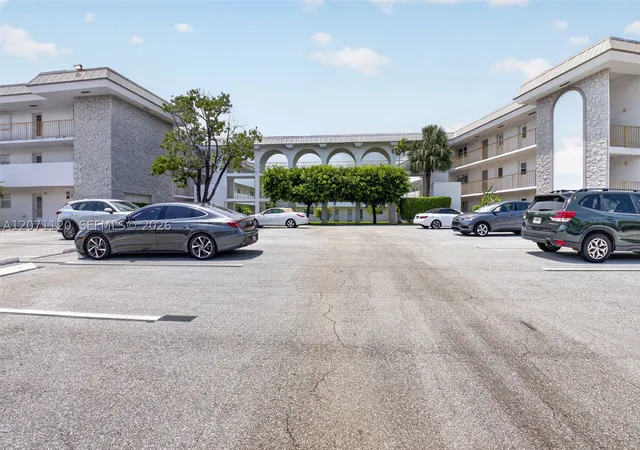 Listing Photo 2 - Condo for sale in building located at 5501 Nw 2Nd Ave, Boca Raton, FL 33487 - Unit #106