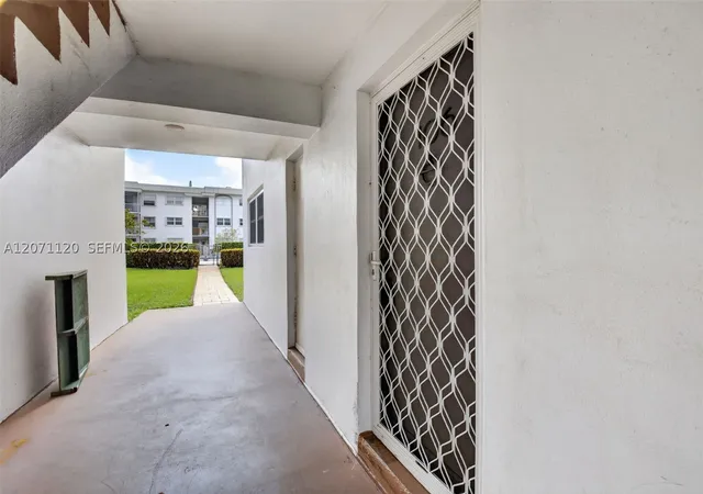 Listing Photo 3 - Condo for sale in building located at 5501 Nw 2Nd Ave, Boca Raton, FL 33487 - Unit #106