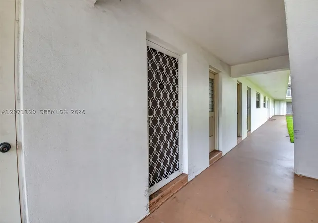 Listing Photo 4 - Condo for sale in building located at 5501 Nw 2Nd Ave, Boca Raton, FL 33487 - Unit #106