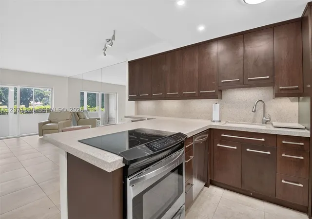 Listing Photo 5 - Condo for sale in building located at 5501 Nw 2Nd Ave, Boca Raton, FL 33487 - Unit #106