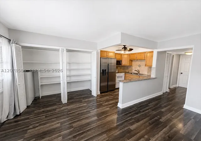 Listing Photo 2 - Condo for sale in building located at 4050 Ne 12Th Ter, Oakland Park, FL 33334 - Unit #11-1