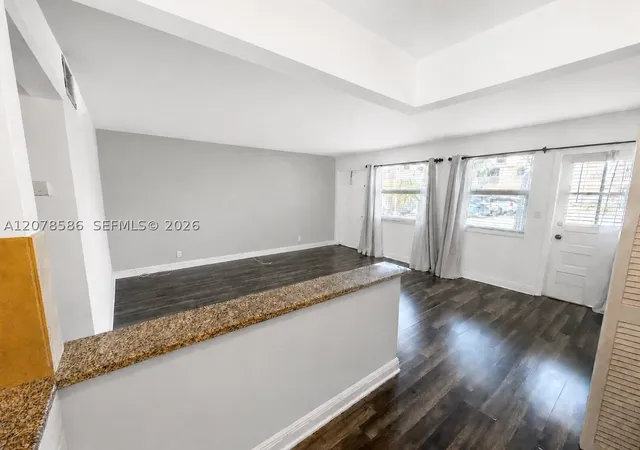 Listing Photo 3 - Condo for sale in building located at 4050 Ne 12Th Ter, Oakland Park, FL 33334 - Unit #11-1