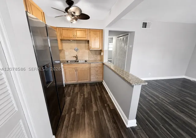 Listing Photo 4 - Condo for sale in building located at 4050 Ne 12Th Ter, Oakland Park, FL 33334 - Unit #11-1