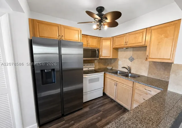 Listing Photo 5 - Condo for sale in building located at 4050 Ne 12Th Ter, Oakland Park, FL 33334 - Unit #11-1