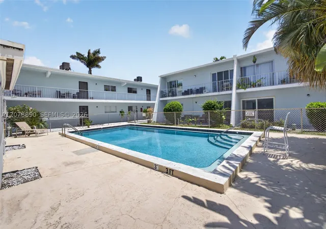 Listing Photo 1 - Condo for sale in building located at 725 Hummingbird Wy, South Palm Beach, FL 33408 - Unit #109
