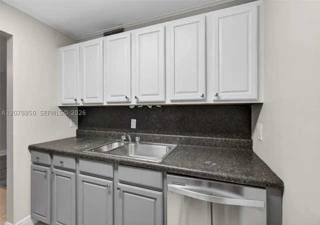 Listing Photo 4 - Condo for sale in building located at 725 Hummingbird Wy, South Palm Beach, FL 33408 - Unit #109