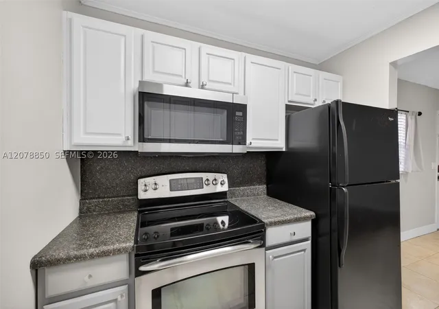 Listing Photo 5 - Condo for sale in building located at 725 Hummingbird Wy, South Palm Beach, FL 33408 - Unit #109