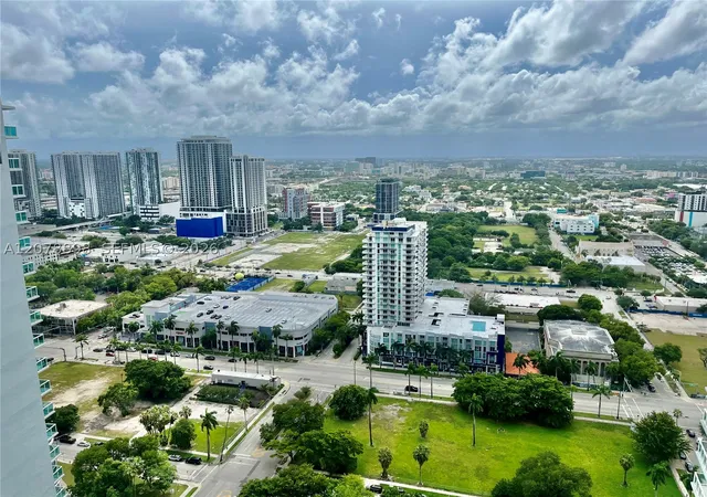 Listing Photo 2 - Condo for sale in 1800 Club located at 1800 N Bayshore Dr, Miami, FL 33132 - Unit #3710
